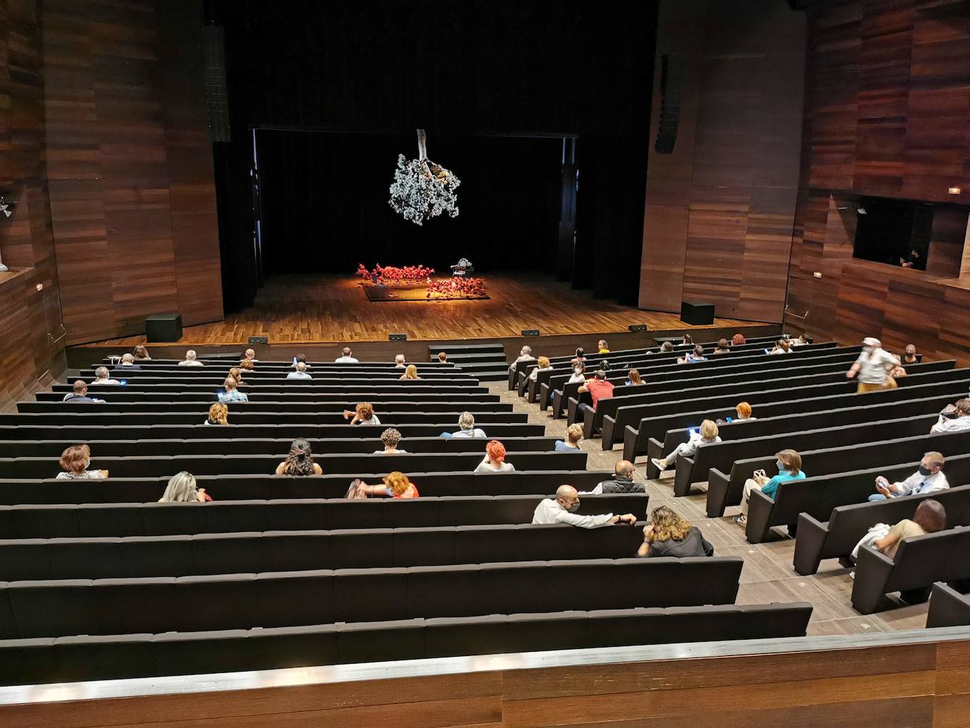 El Auditorio se ha reabierto en esta jornada después de cinco meses de cierre forzoso acorralado por la pandemia. A las 20:30 la vida se ha recuperado sobre el escenario y desde minutos antes en su entorno.