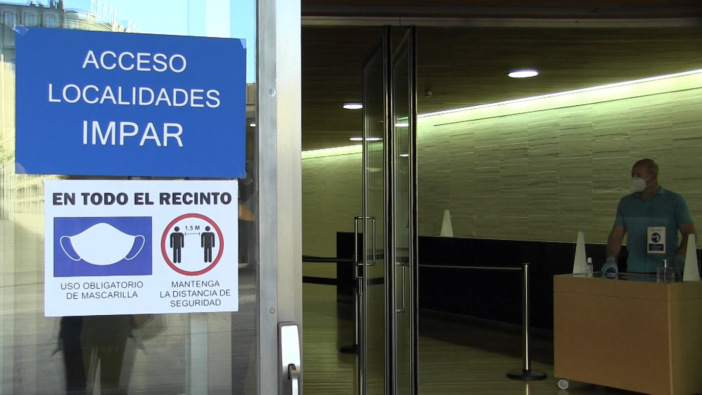 El Auditorio se ha reabierto en esta jornada después de cinco meses de cierre forzoso acorralado por la pandemia. A las 20:30 la vida se ha recuperado sobre el escenario y desde minutos antes en su entorno.