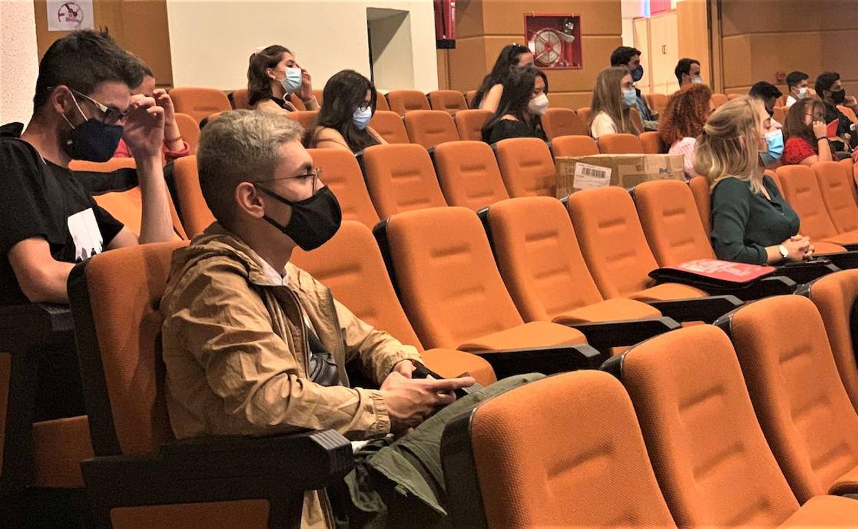 Estudiantes internacionales asisten a la recepción.