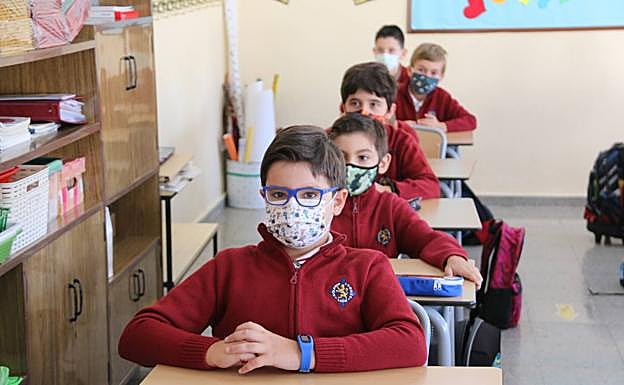 Galería. Una clase con los alumnos con su mascarilla.