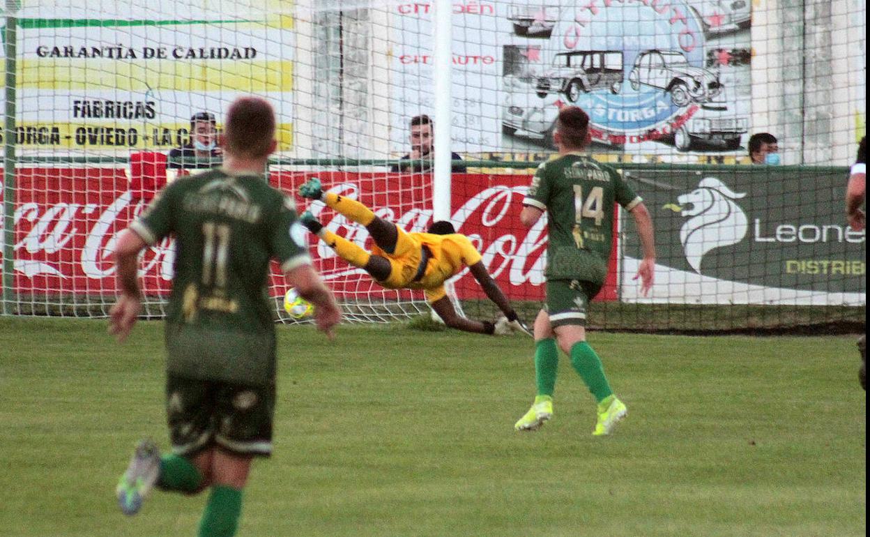 Primer tanto del Atlético Astorga en el partido.