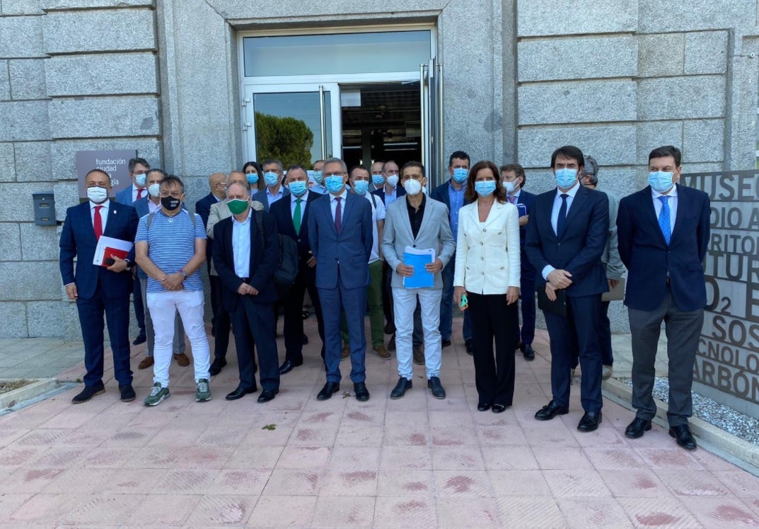 Foto de familia de la segunda reunión de la Mesa por León, celebrada en Ponferrada. 