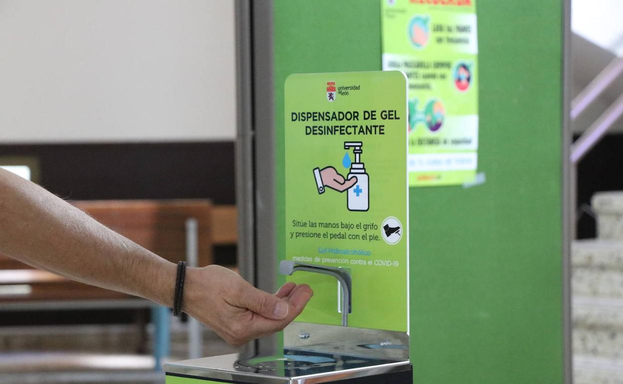 Un dispensador de gel en la Universidad. 