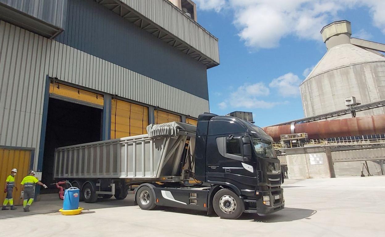 Un camión deposita neumáticos como combustible para la planta de Cosmos.