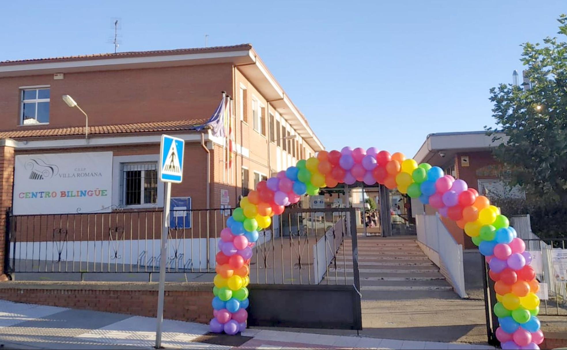 Imagen del arco iris para recibir a los alumnos en el CEIP Villa Romana.