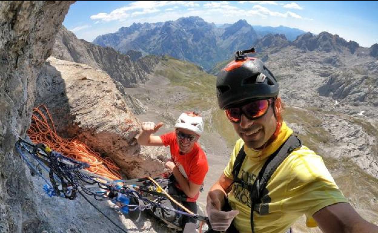 Los hermanos escalando los Picos de Europa.