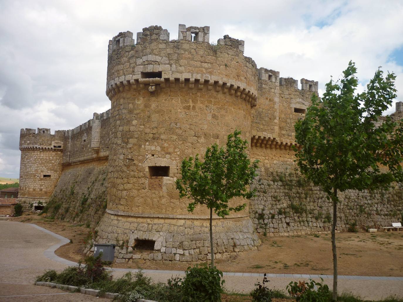 El Consorcio Provincial de Turismo y Leonoticias realizan un recorrido por Sahagún, Grajal de Campos y San Pedro de las Dueñas para reencontrase con el pasado de esta provincia que sigue vivo gracias a fiestas, ferias y visitas guiadas por monumentos únicos