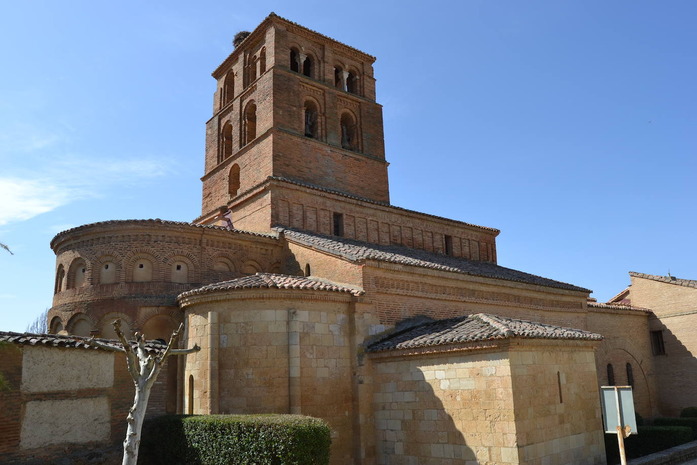 El Consorcio Provincial de Turismo y Leonoticias realizan un recorrido por Sahagún, Grajal de Campos y San Pedro de las Dueñas para reencontrase con el pasado de esta provincia que sigue vivo gracias a fiestas, ferias y visitas guiadas por monumentos únicos