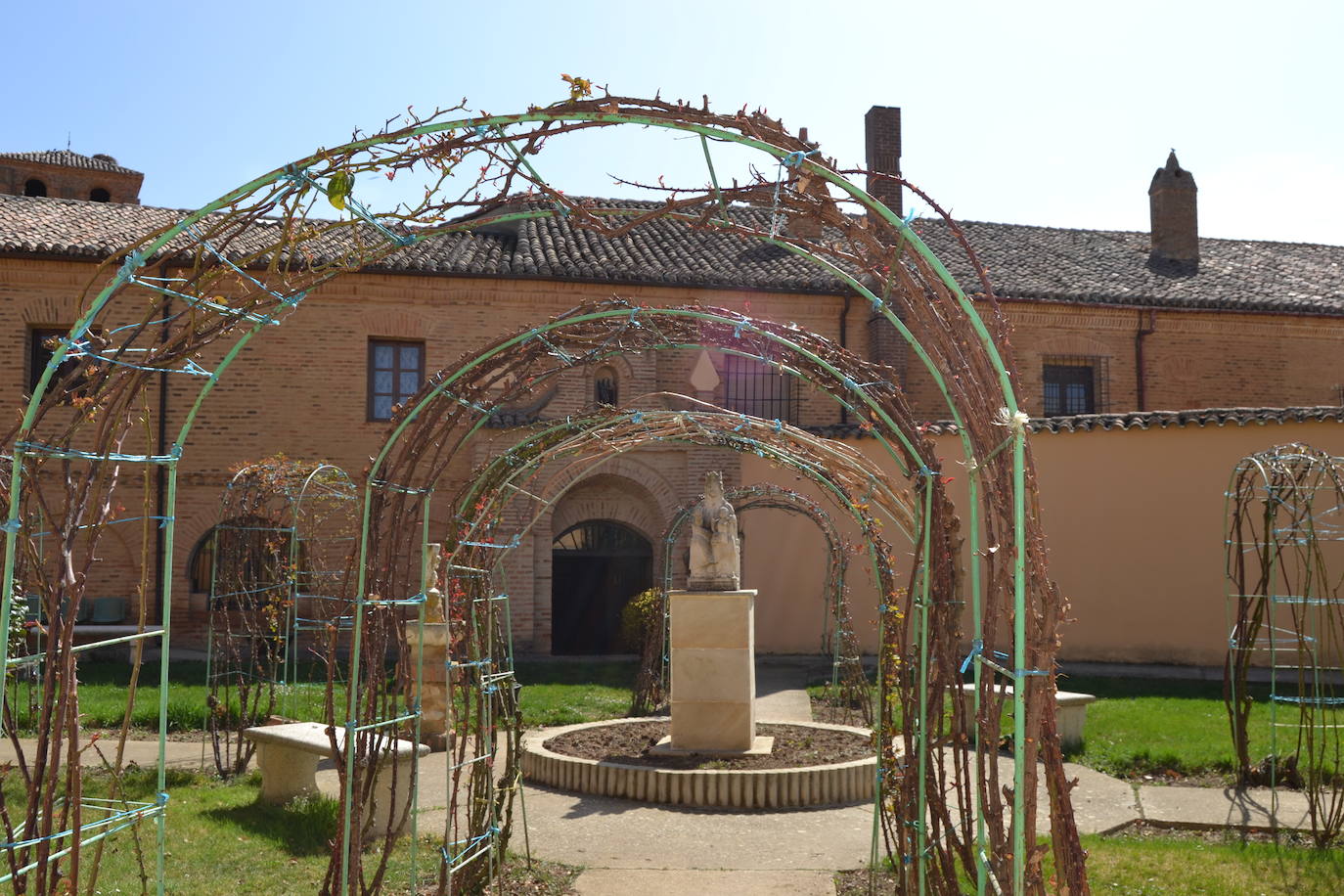 El Consorcio Provincial de Turismo y Leonoticias realizan un recorrido por Sahagún, Grajal de Campos y San Pedro de las Dueñas para reencontrase con el pasado de esta provincia que sigue vivo gracias a fiestas, ferias y visitas guiadas por monumentos únicos