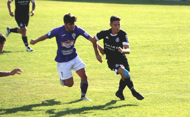 Aarón Piñán trata de hacerse con un balón en la Llanera.