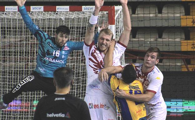 Una acción defensiva del equipo durante el partido ante el Villa de Aranda.