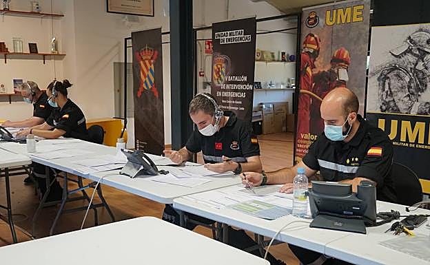 Diferentes militares trabajan en la base.