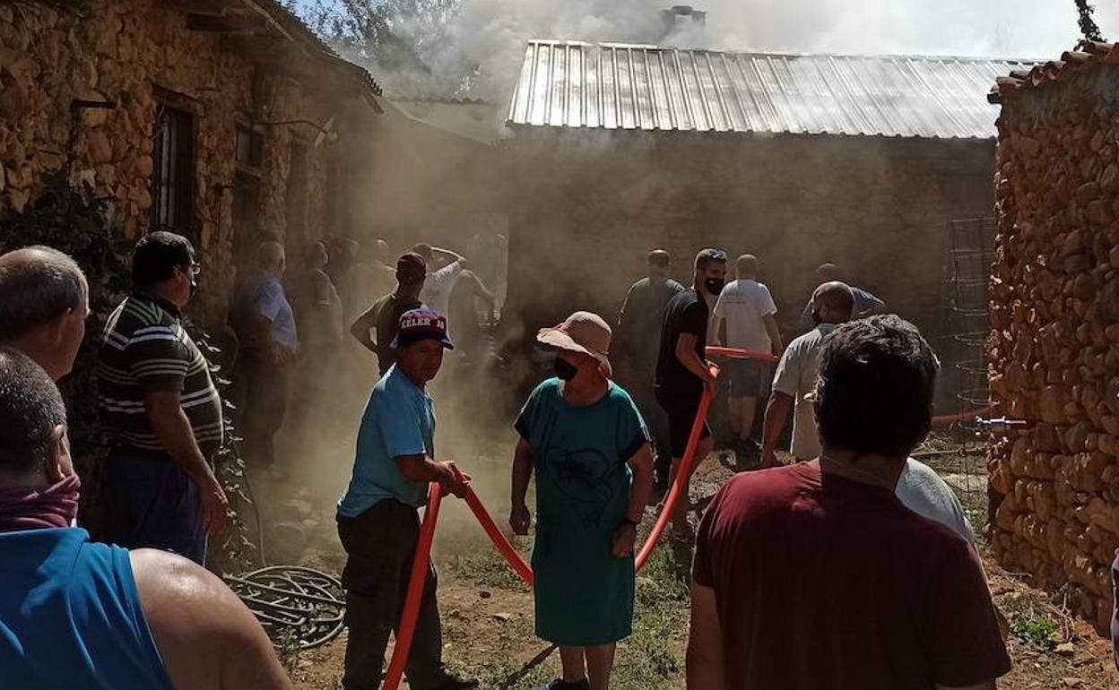 Imagen de los vecinos apagando el fuego.