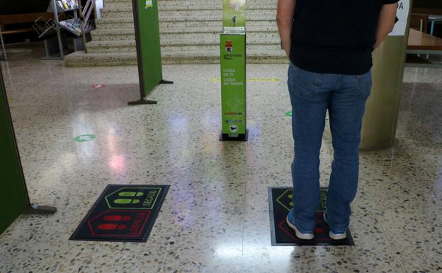 Toda las facultades contarán con alfombra desinfectante en sus puertas. 