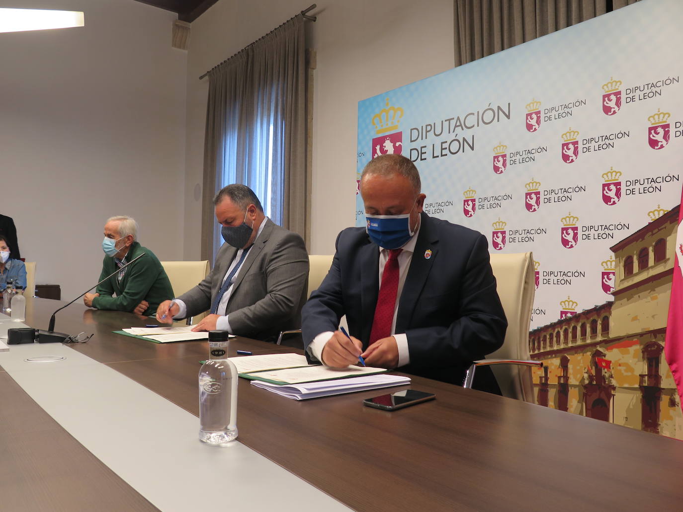 El presidente de la Diputación de León, Eduardo Morán, y el del Consejo Comarcal del Bierzo, Gerardo Álvarez Courel, firman el convenio para el desarrollo del proyecto del Banco de Tierras. 