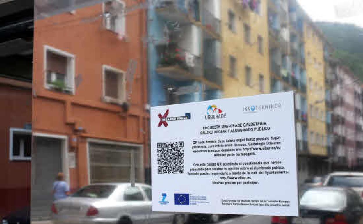 Cartel colocado con Código QR para la realización de una encuesta 