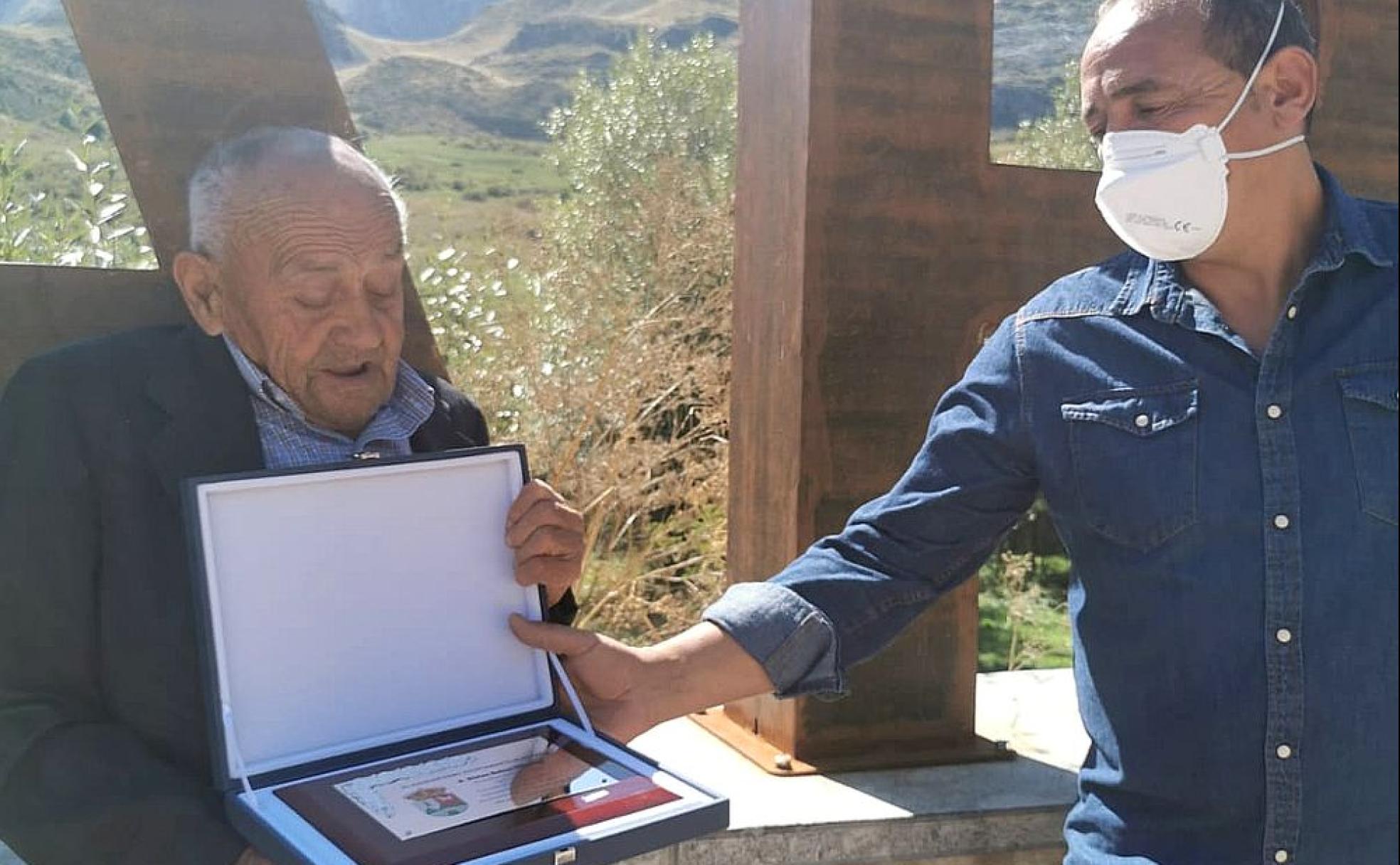 Silvino, en el momento de recoger la placa por su centenario.