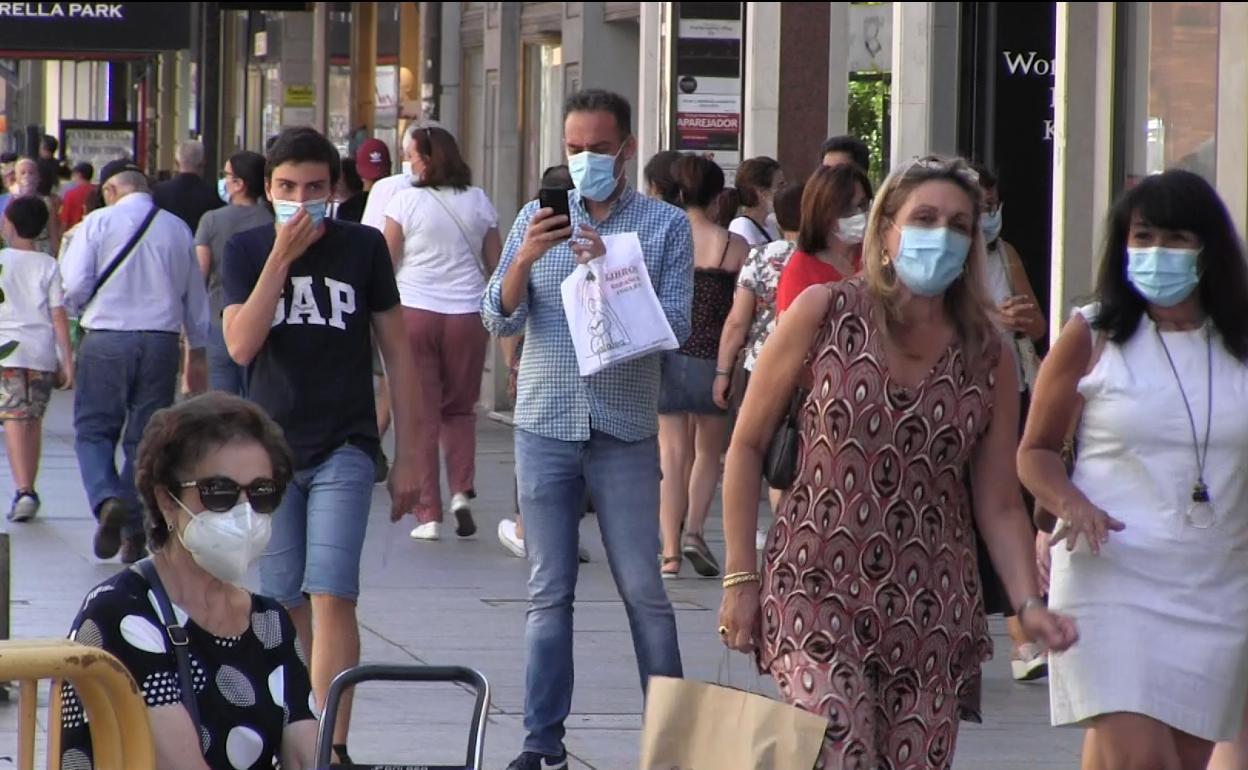 Ciudadanos con mascarilla por las calles de León.