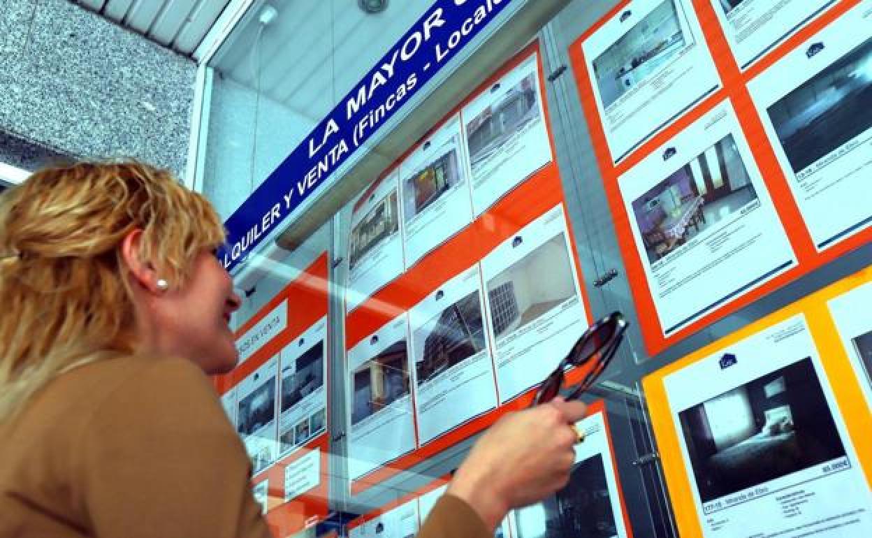 Una mujer observa las ofertas de venta de inmuebles.