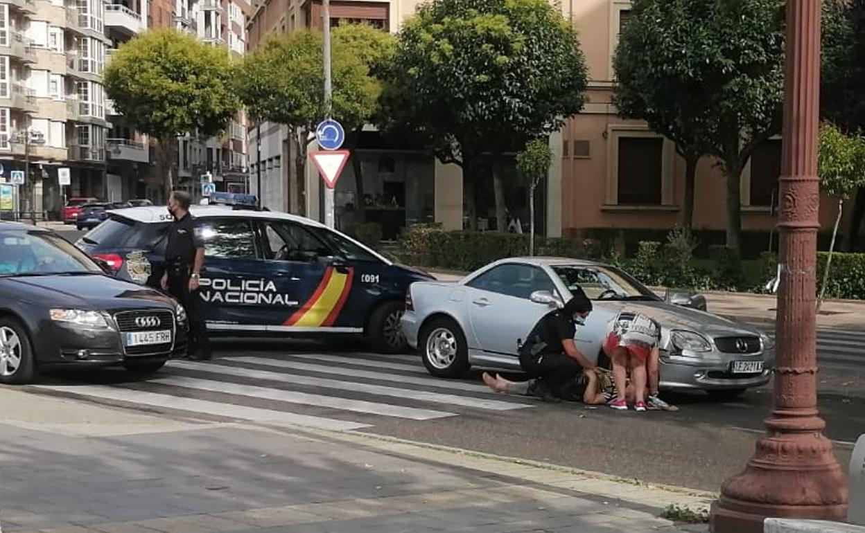 La mujer quedó tendida en el suelo tras el atropello. 