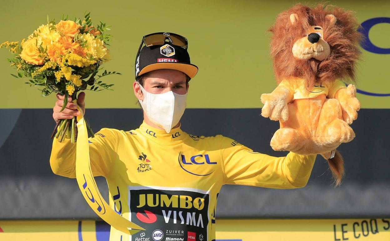 Primoz Roglic, líder del Tour, con mascarilla. 