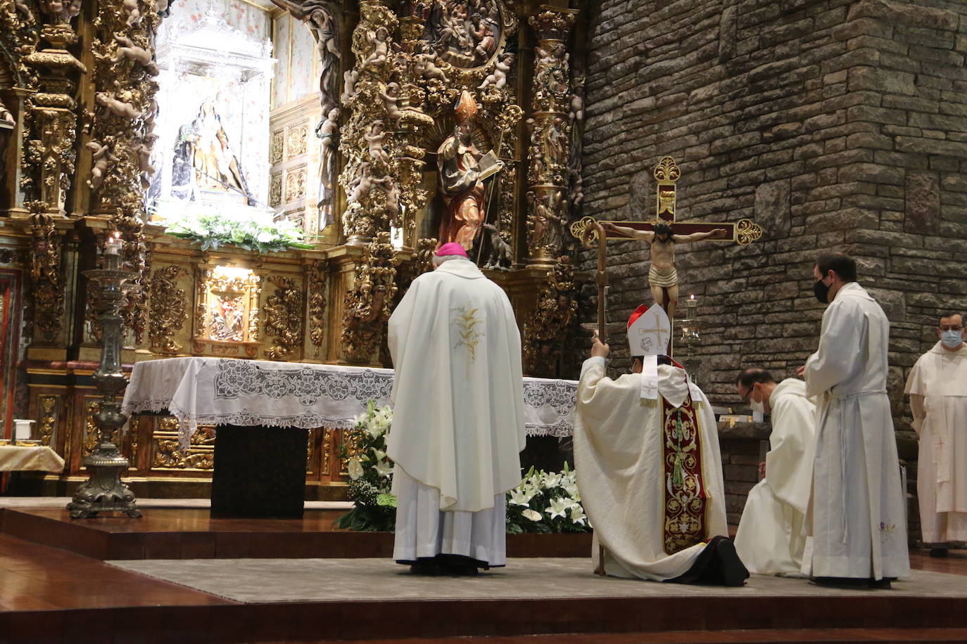 La Virgen del Camino recibe honores bajo estrictas medidas sanitarias.