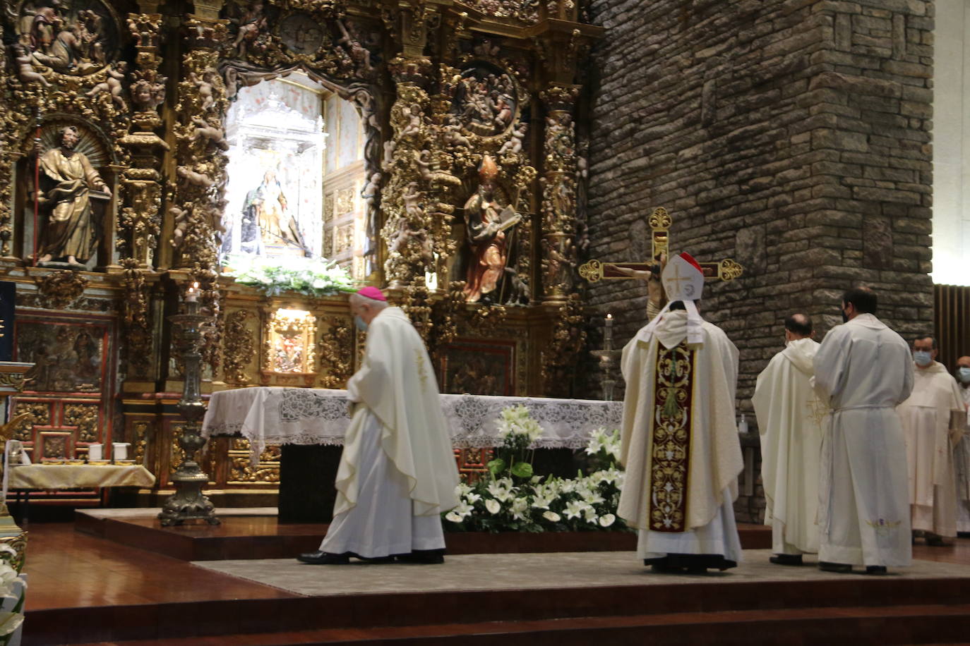 La Virgen del Camino recibe honores bajo estrictas medidas sanitarias.