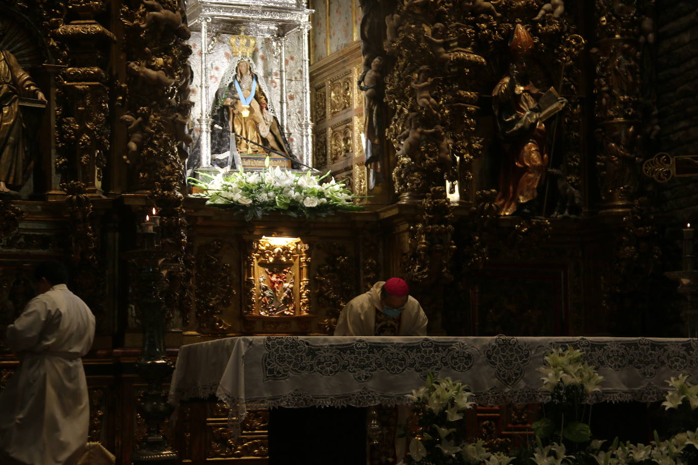 La Virgen del Camino recibe honores bajo estrictas medidas sanitarias.