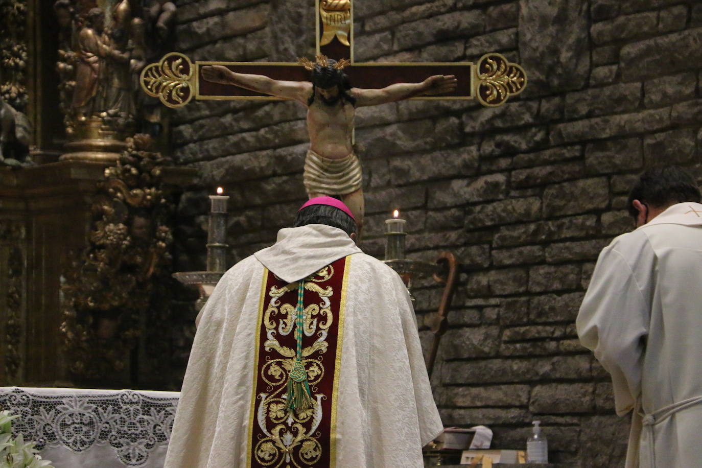 La Virgen del Camino recibe honores bajo estrictas medidas sanitarias.