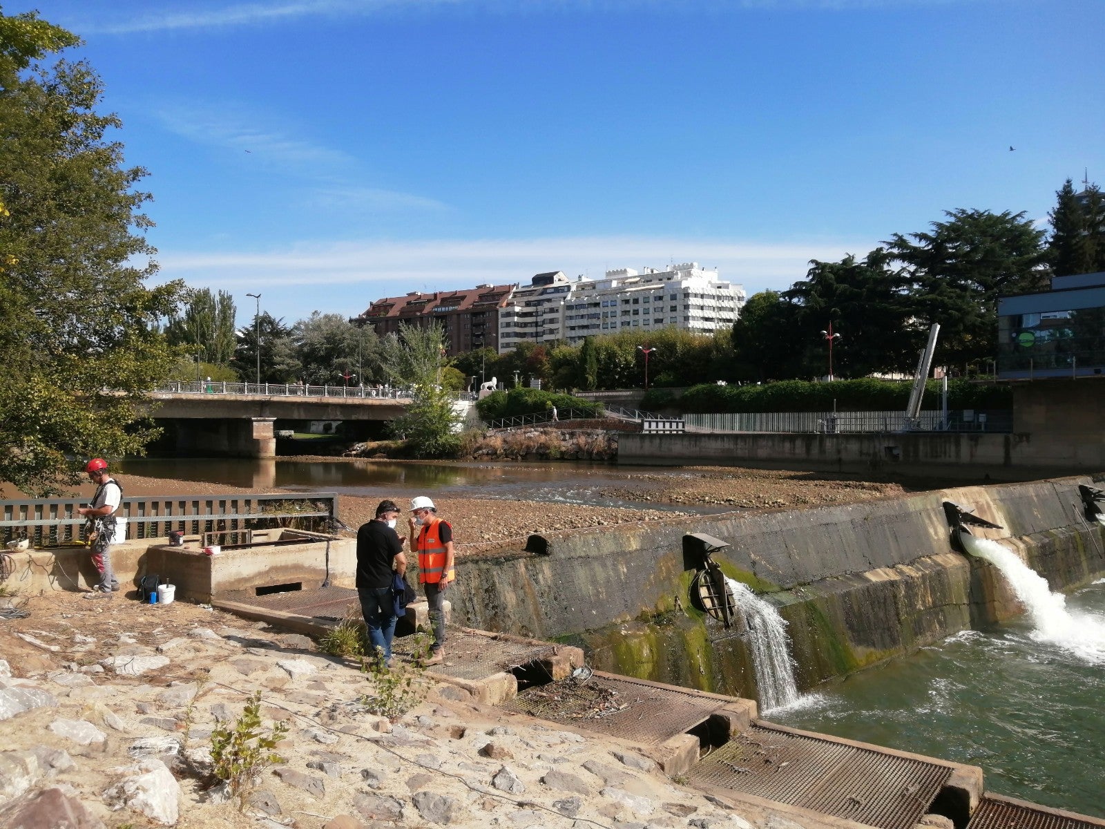 Especialistas trabajan en el tramo urbano del rio a la altura del Puente de los Leones. 