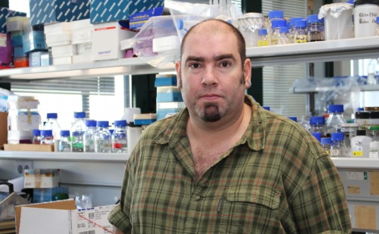 José Luis Gómez-Skármeta, en el laboratorio de la Universidad Pablo de Olavide.