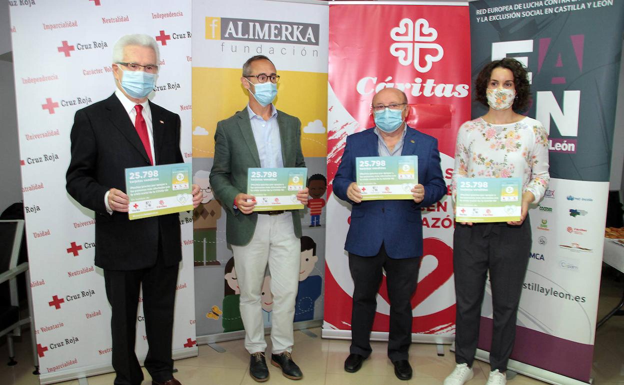 Los dirigentes de las cuatro organizaciones posan con el cheque Alimerka. 