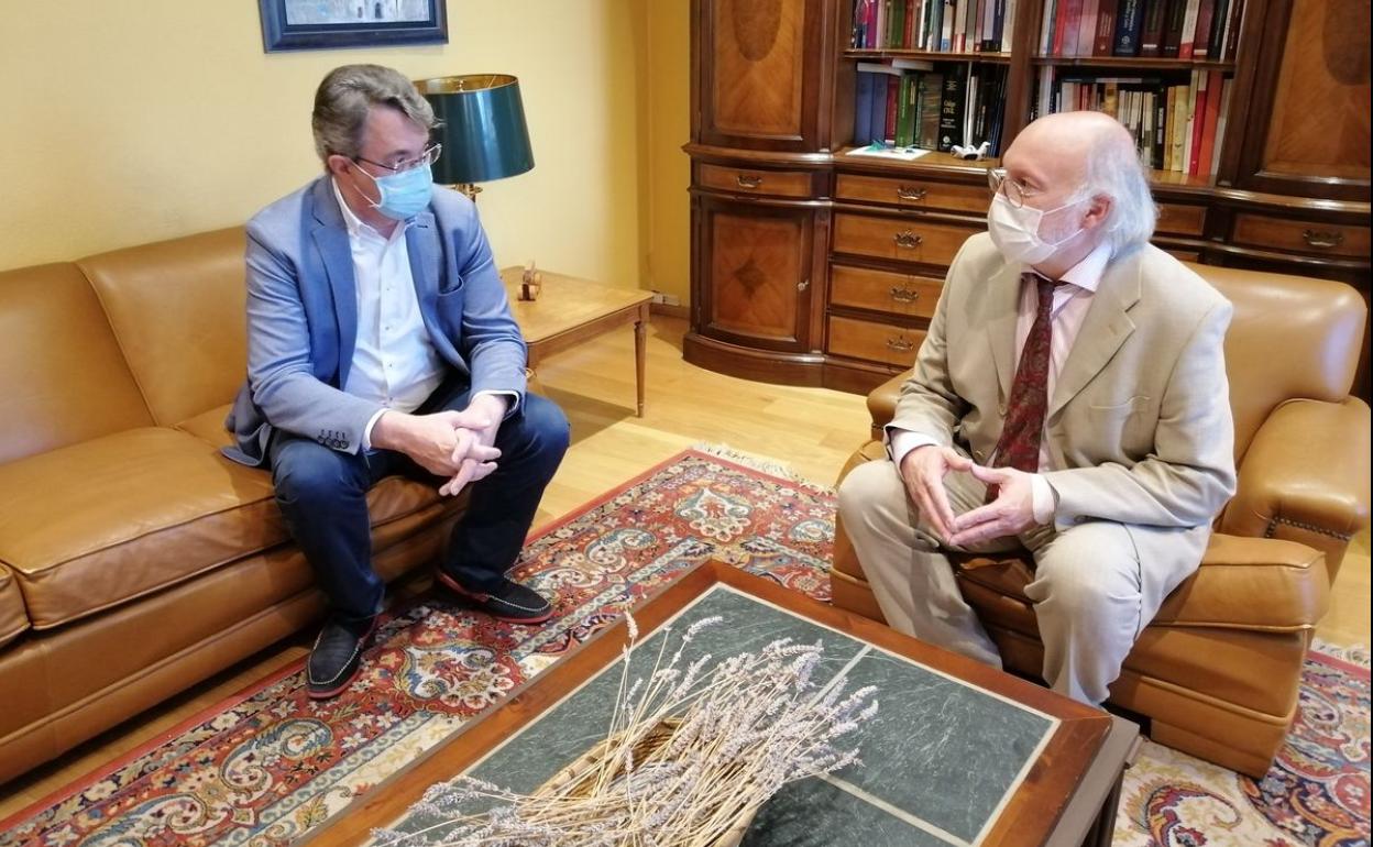 Juan Martínez Majo y Javier Álvarez Peón durante la reunión mantenida esta mañana.