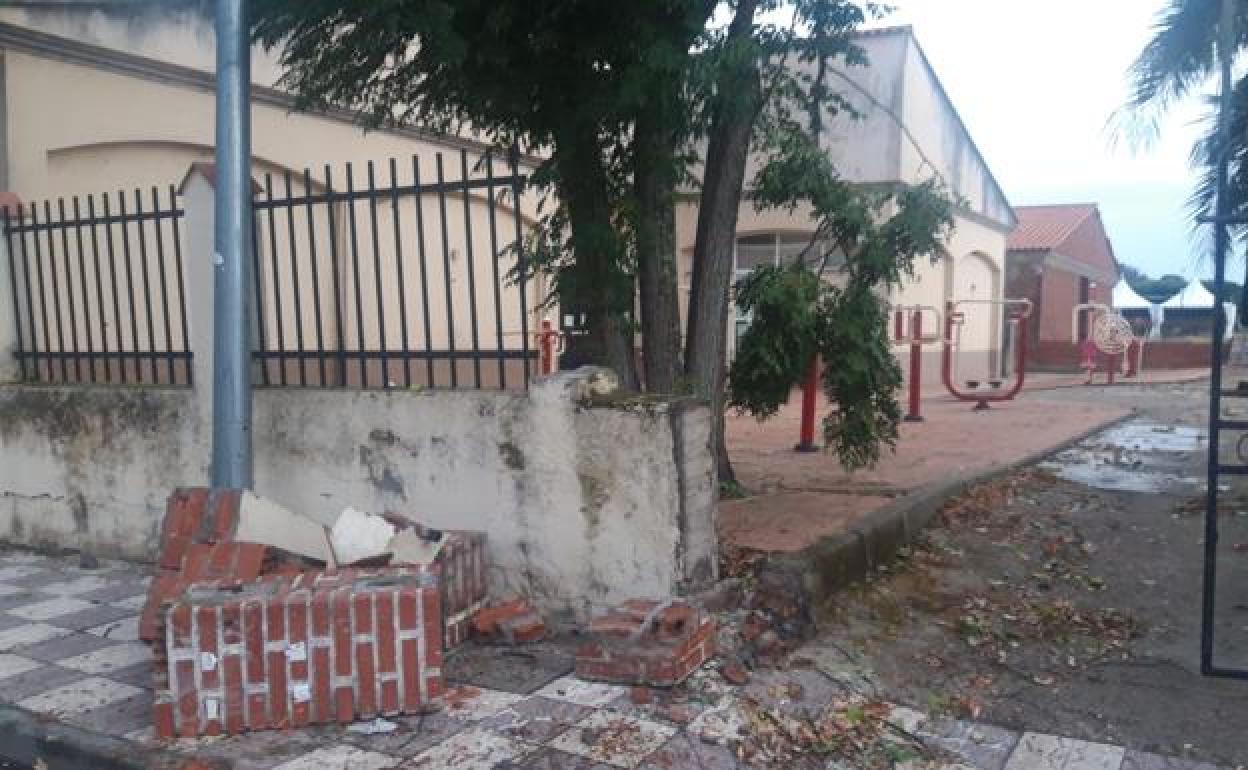 Muro caído por el temporal en Calzadilla.