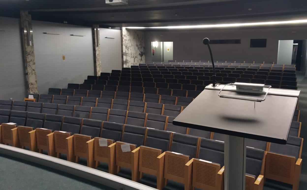 Salón de actos del Ayuntamiento de León donde tendrá la reunión del equipo de gobierno con los barrios.