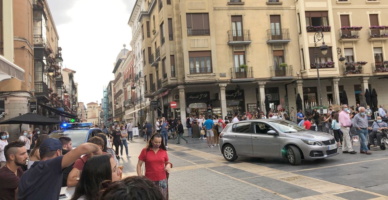 Una furgoneta se lanza en León contra la zona peatonal de la Calle Ancha tras saltar el vallado de Ordoño II.