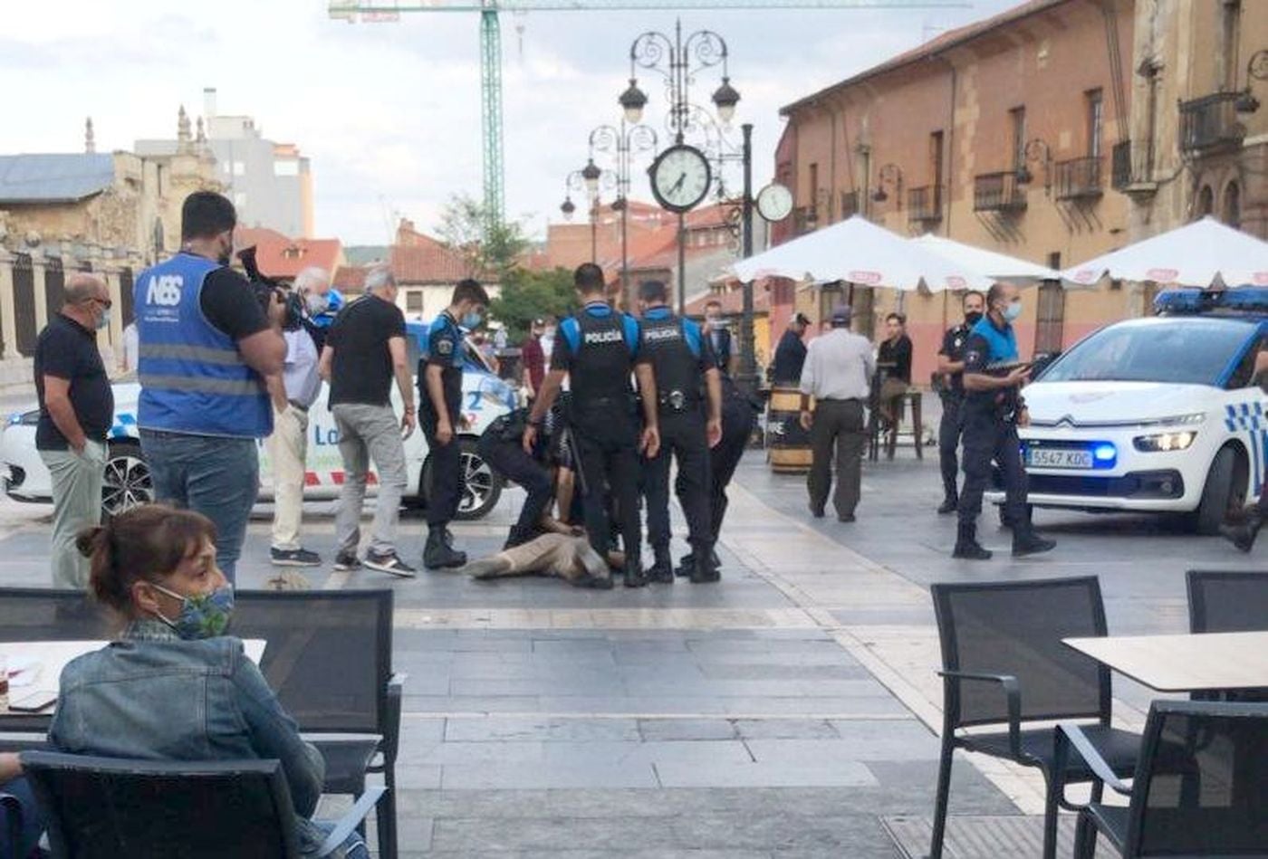 Una furgoneta se lanza en León contra la zona peatonal de la Calle Ancha tras saltar el vallado de Ordoño II.