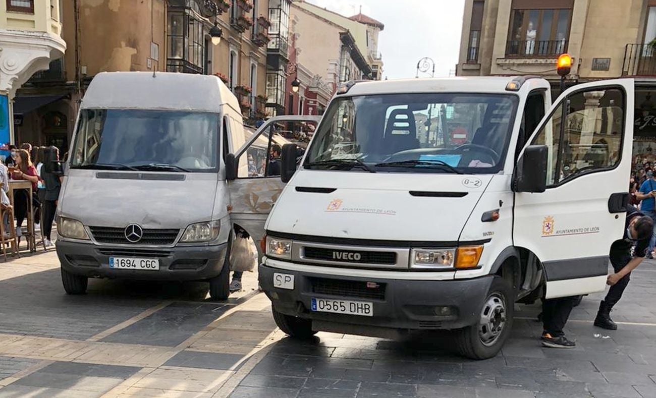 Una furgoneta se lanza en León contra la zona peatonal de la Calle Ancha tras saltar el vallado de Ordoño II.
