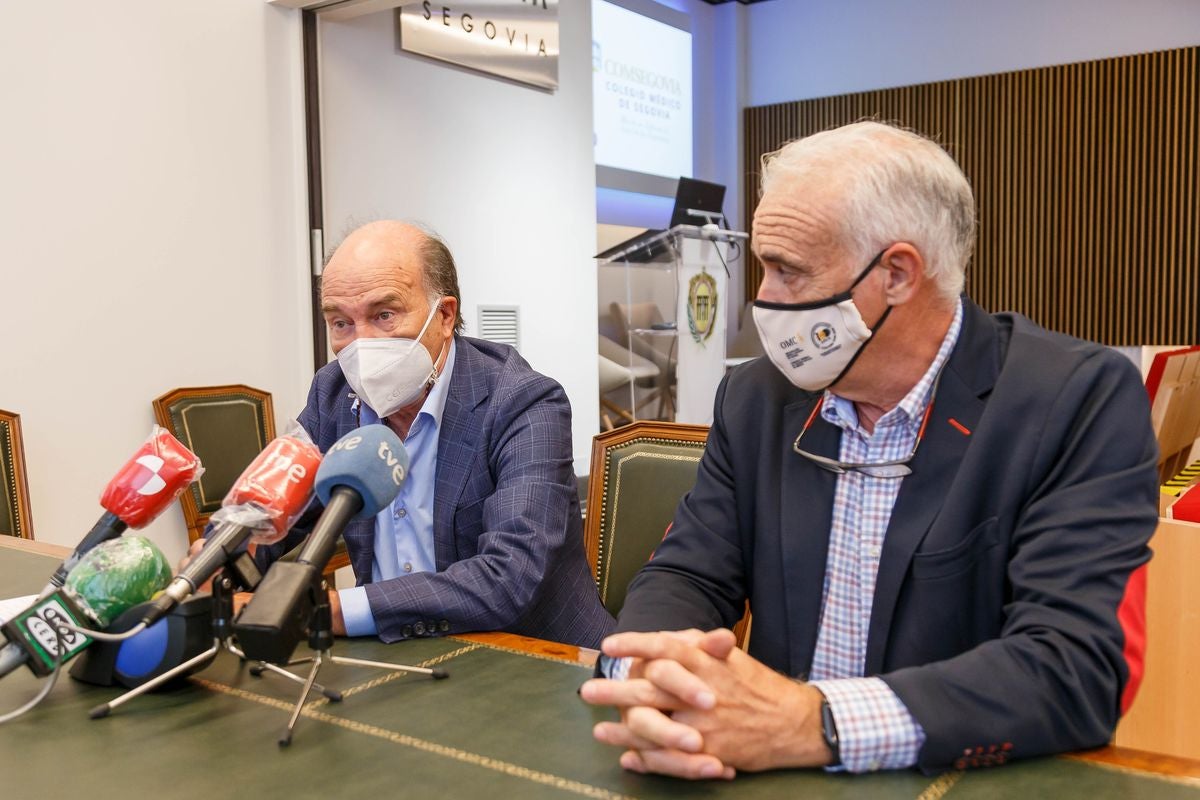 Rueda de prensa previa a la sesión de pleno ordinario del Consejo de Colegios Oficiales de Médicos de Castilla y León presidida por José Luis Díaz Villarig.