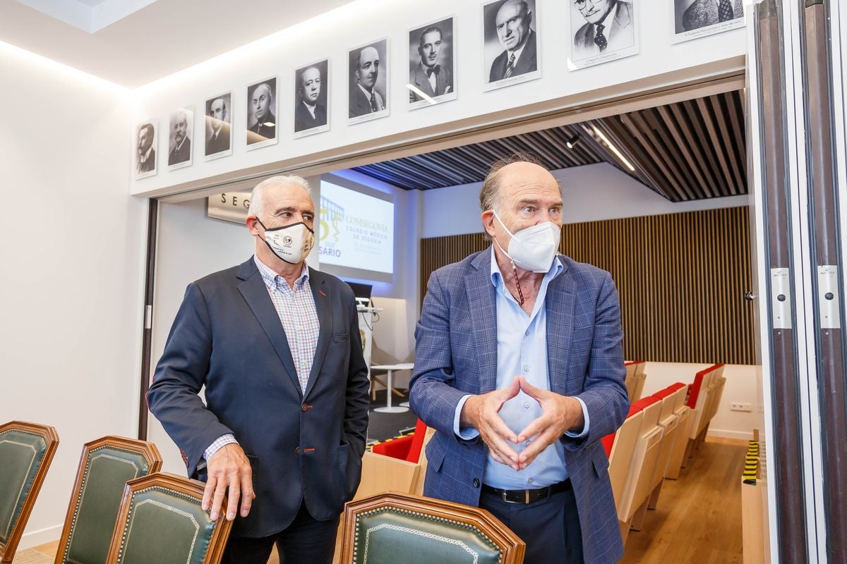 Rueda de prensa previa a la sesión de pleno ordinario del Consejo de Colegios Oficiales de Médicos de Castilla y León presidida por José Luis Díaz Villarig.