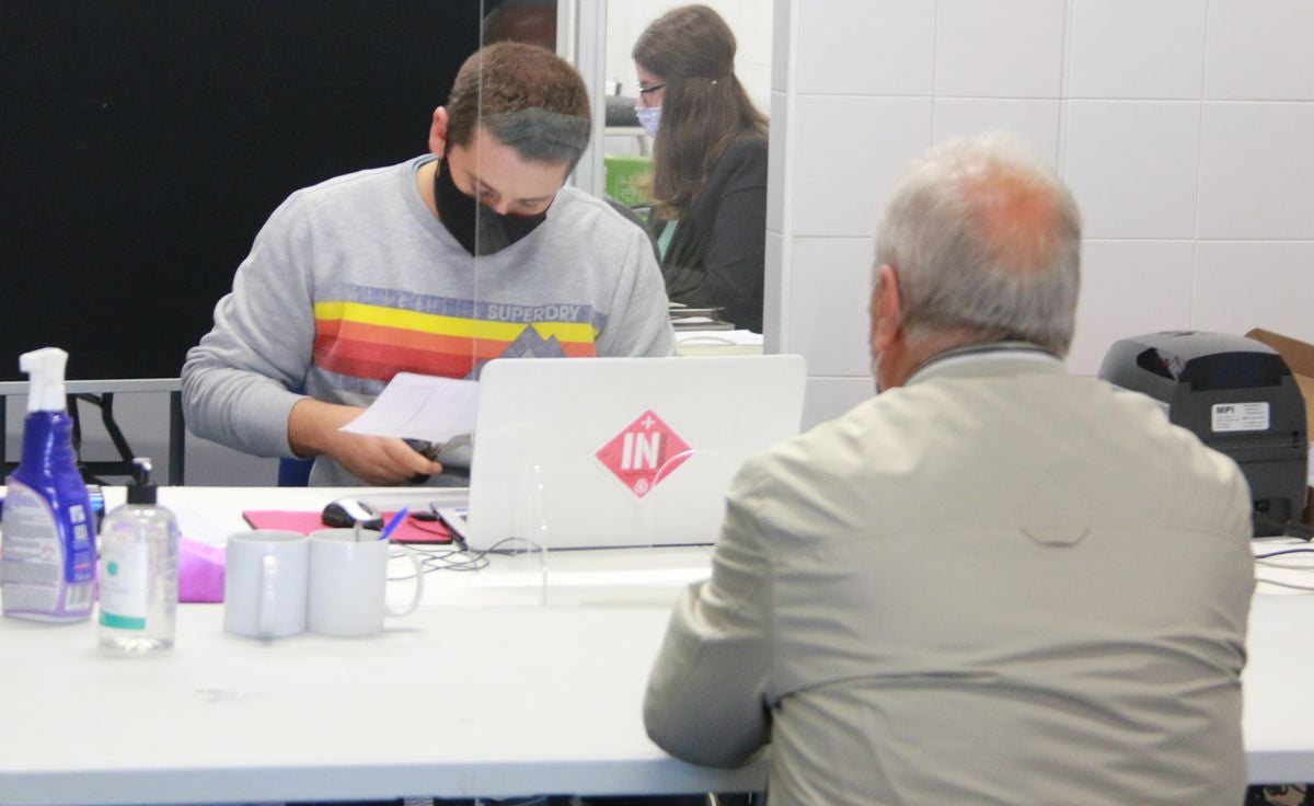 Fotos: Renovación presencial de abonos de la Cultural