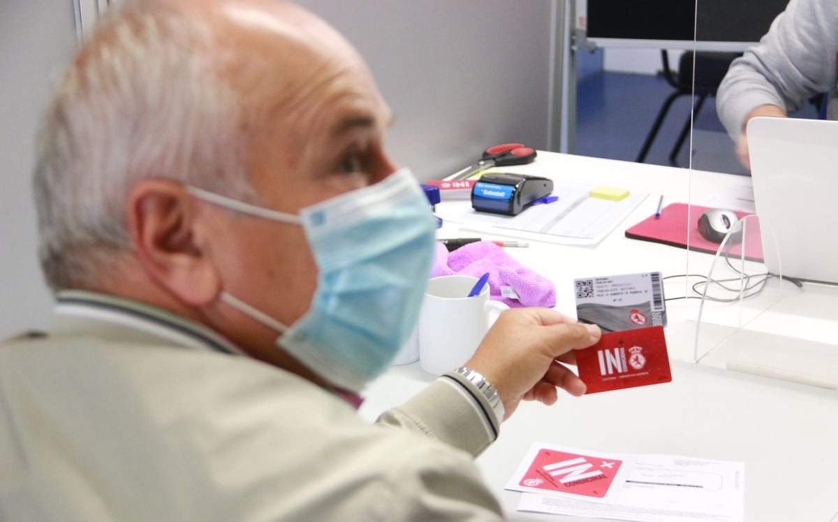 Fotos: Renovación presencial de abonos de la Cultural