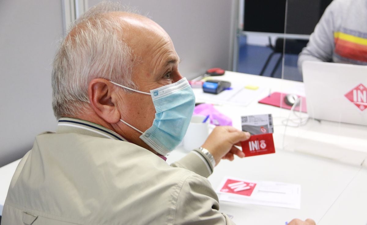 Fotos: Renovación presencial de abonos de la Cultural