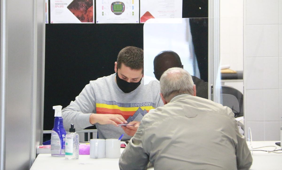 Fotos: Renovación presencial de abonos de la Cultural