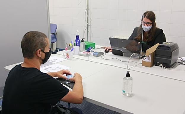 Galería. Un socio renueva su abono.