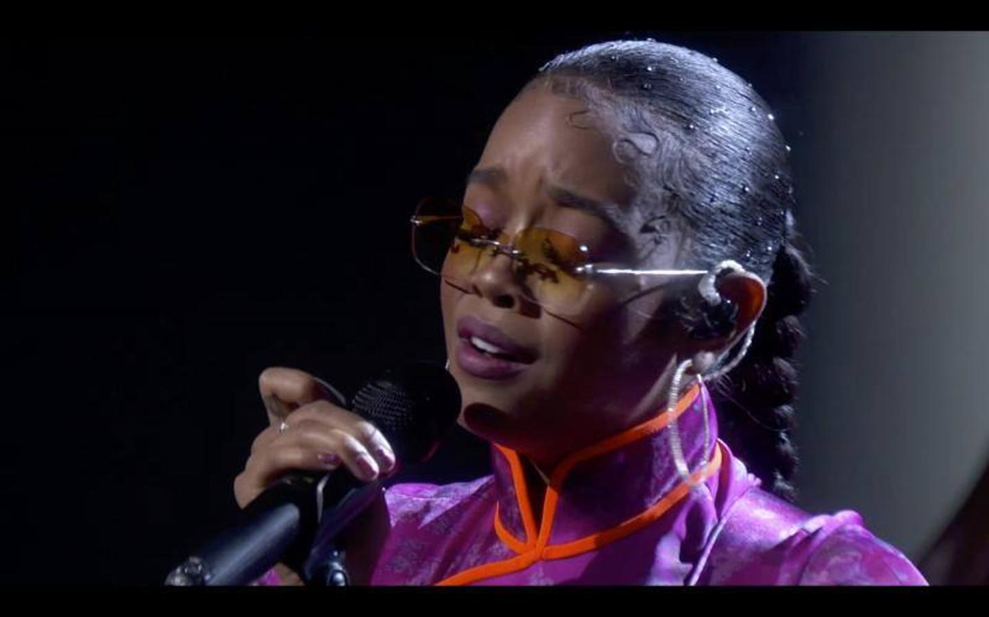 La cantante H.E.R. actuó en el Staples Center.