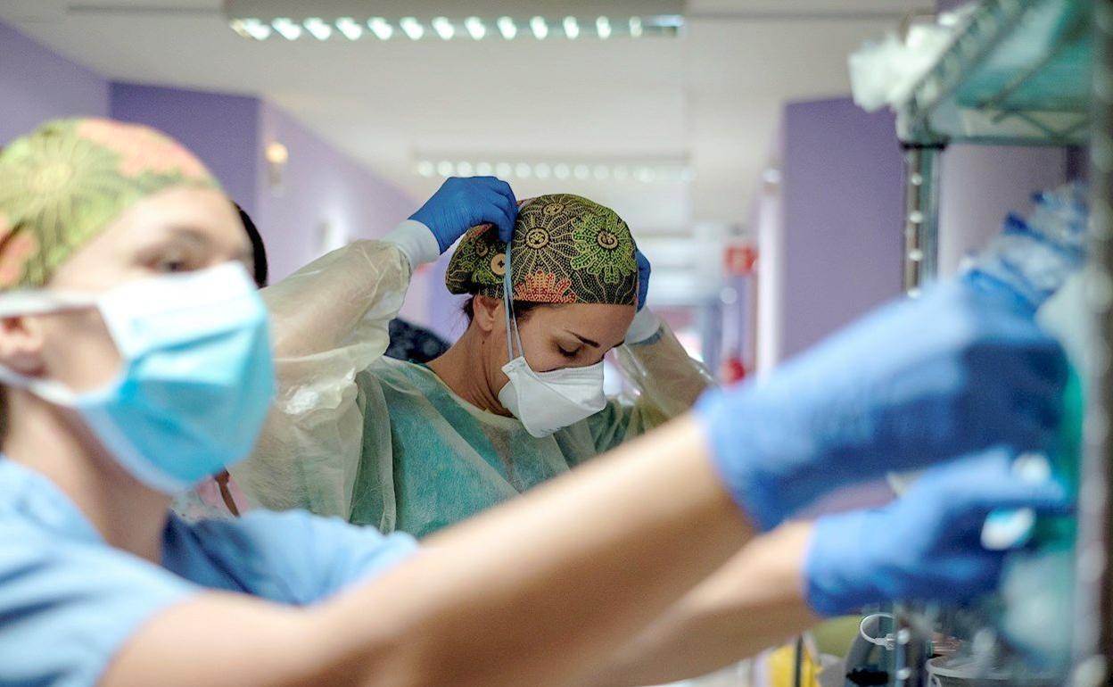 Enfermeras de un hospital se preparan para el inicio de la jornada.