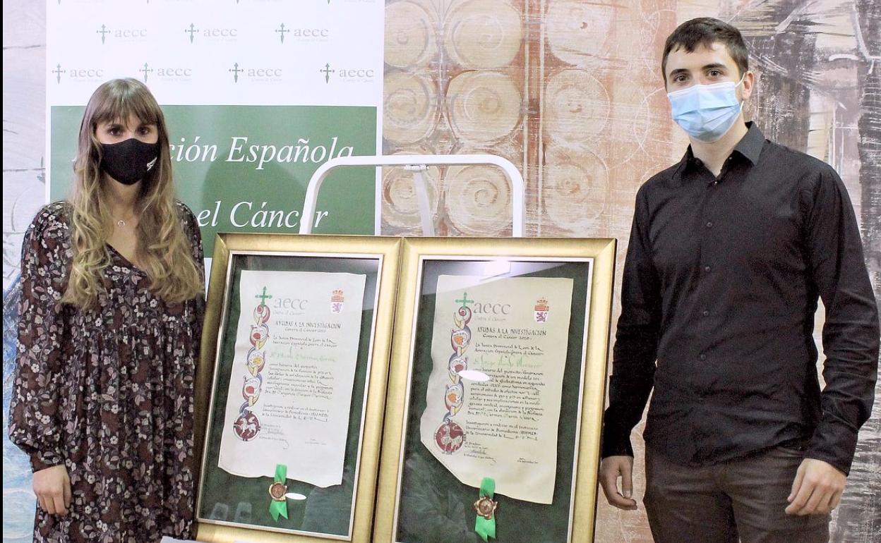 Hugo Alonso Olivares y Nicole Martínez García, dos estudiantes recién graduados de la Universidad de León (ULE), recibieron hoy sendas becas de investigación entregadas por la Junta Provincial de León de la Asociación Española Contra el Cáncer (AECC).