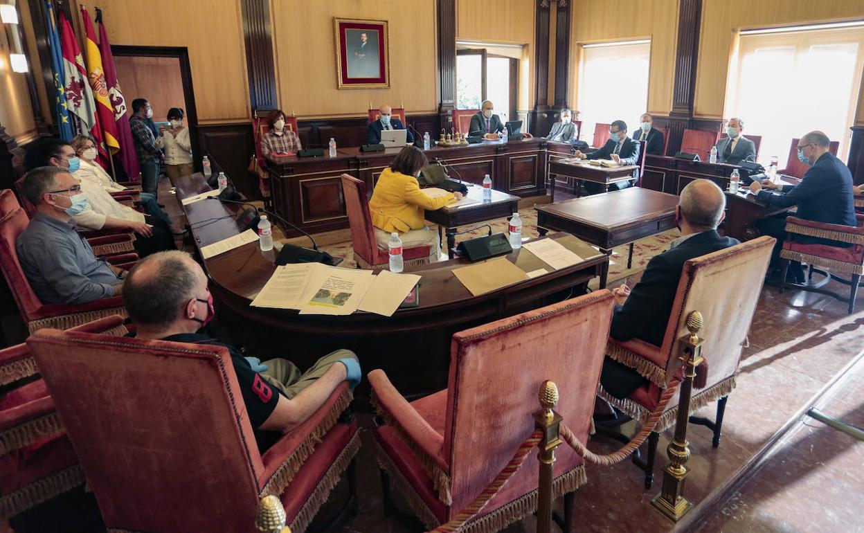 Pleno en el Ayuntamiento de León.