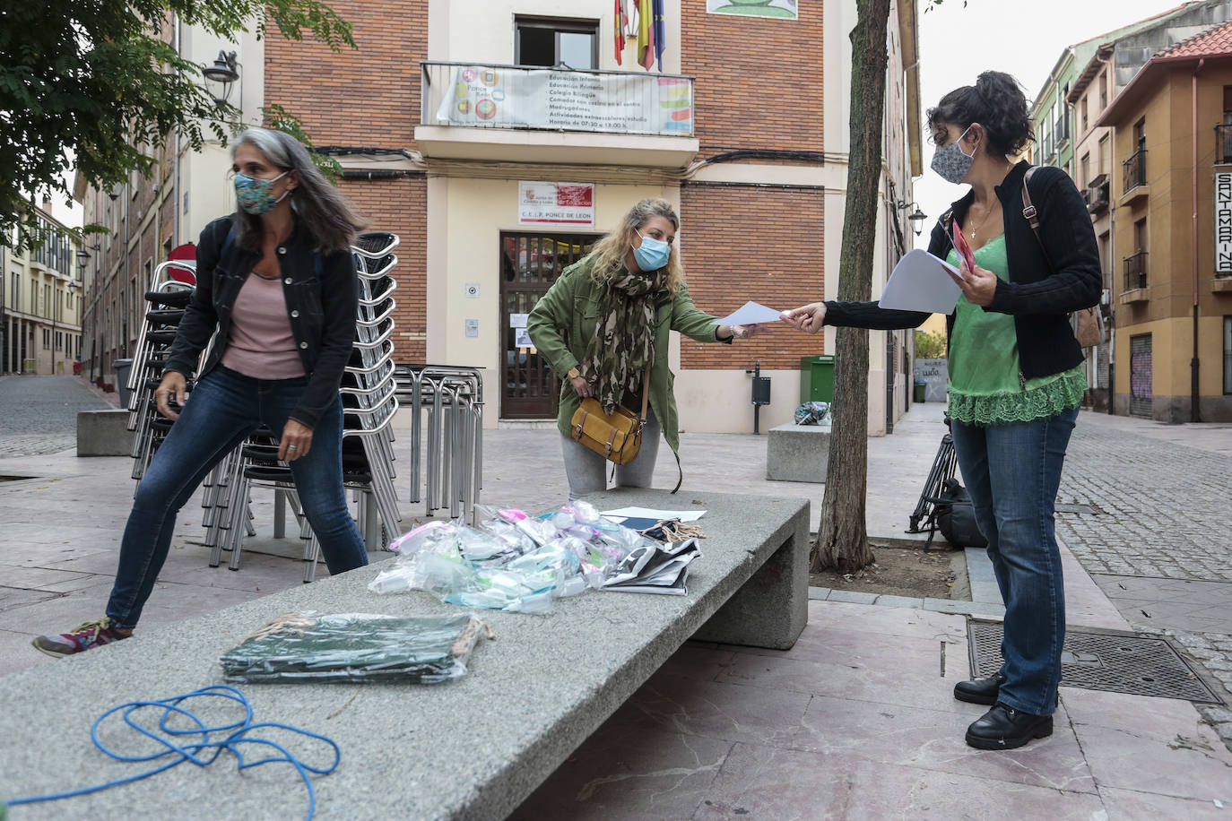 La Asociación de Padres y Madres del Ponce de León prepara en la calle, a las puertas del centro, una bolsa con artículos esenciales para el inicio del curso de los alumnos 